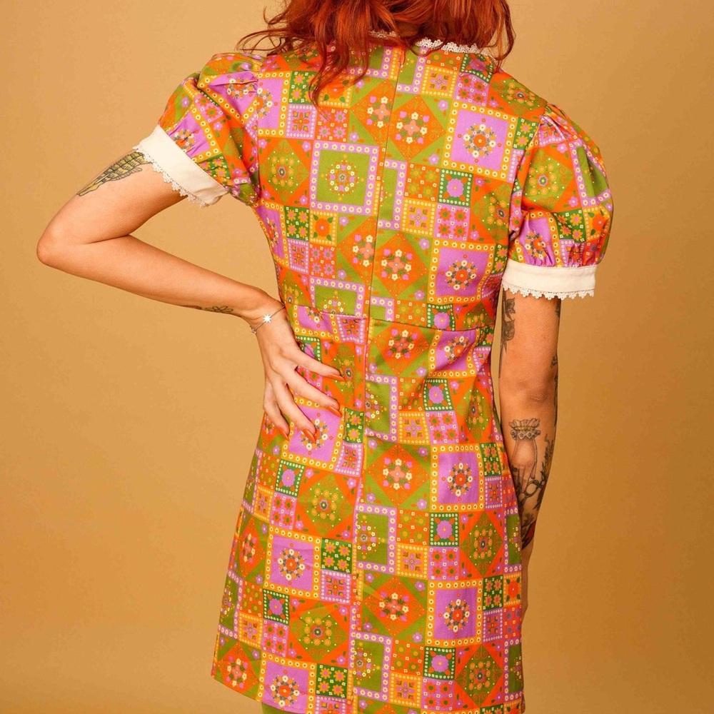 Mary - Frill Collar Mini Dress - Flower Patch Lavendar- The Chain UK - Picture 3 of 4